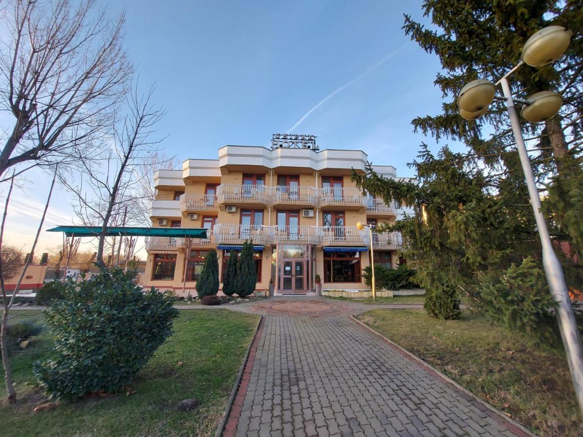 Csipke Hotel Kiskunhalas Exterior foto