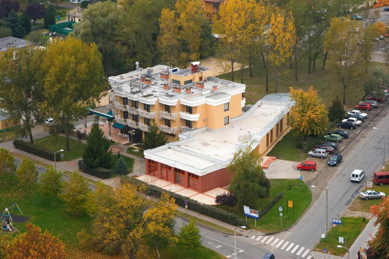 Csipke Hotel Kiskunhalas Exterior foto