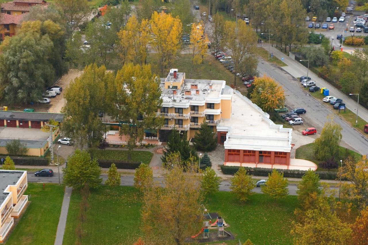 Csipke Hotel Kiskunhalas Exterior foto