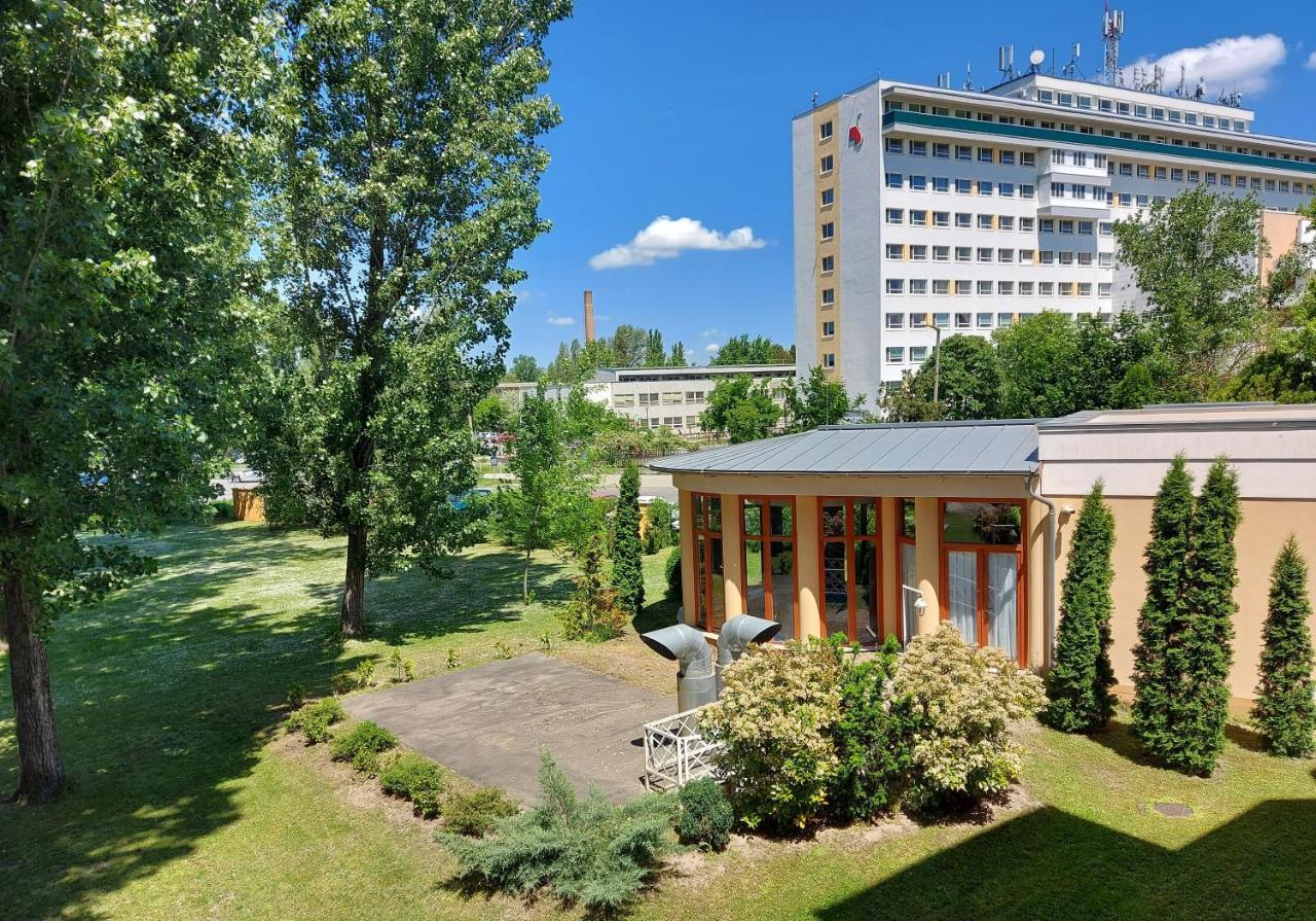 Csipke Hotel Kiskunhalas Exterior foto